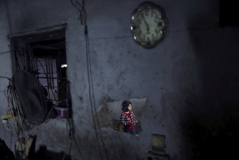 Палестинская девочка в своем доме во время отключения электроэнергии в северной части сектора Газа