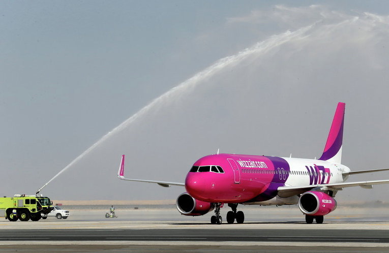 Самолет Wizz Air в недавно открытом международном аэропорту Аль-Мактум в Дубае