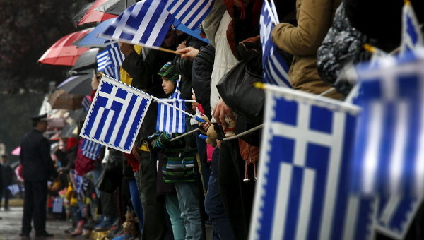 Греки под дождем смотрят военный парад во время празднования Дня независимости в Афинах