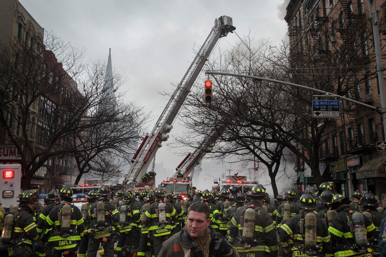 Тушение пожара, возникшего из-за взрыва в доме Нью-Йорка