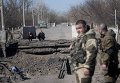 Жители Станицы Луганской используют веревки, чтобы пройти по взорванному мосту