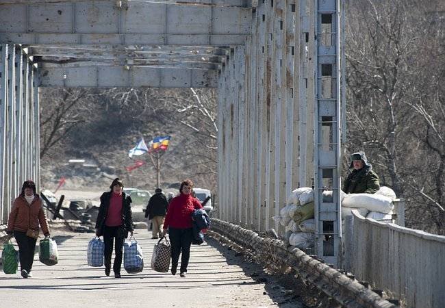 Жители Станицы Луганской используют веревки, чтобы пройти по взорванному мосту