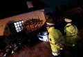 Немецкие полицейские стоят у дома родителей пилота авиакомпании Germanwings, самолет которой разбился во Франции
