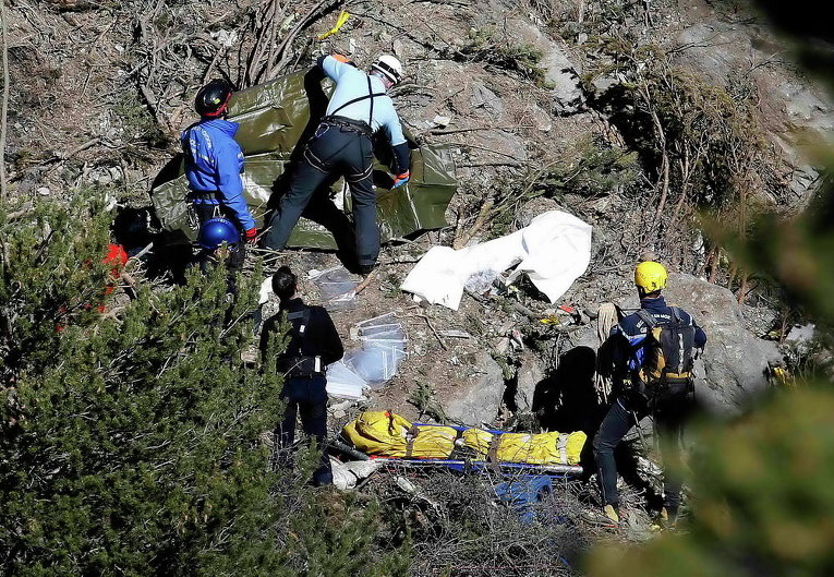 Спасатели ищут тела погибших на месте крушения Airbus A320 в районе французских Альп