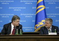 Президент Петр Порошенко беседует с олигархом Игорем Коломойским во время представления нового губернатора Днепропетровской области