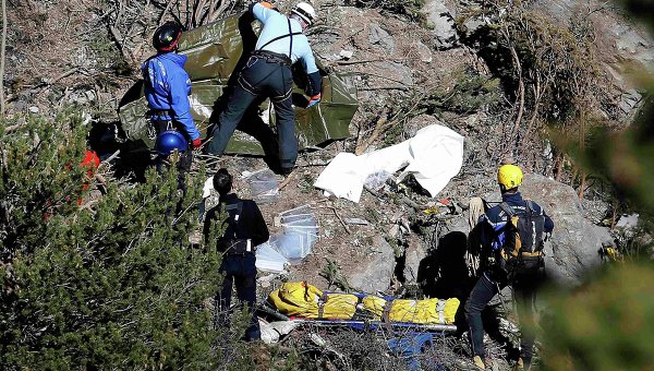 Спасатели на месте крушения самолета Airbus A320 в районе французских Альп
