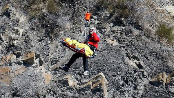 Спасатели на месте крушения самолета Airbus A320 в районе французских Альп
