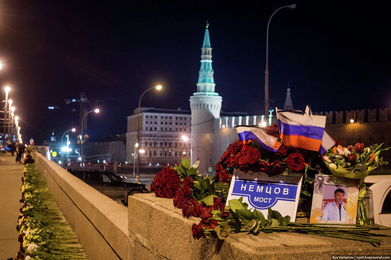 Мемориал Немцова в Москве восстановили