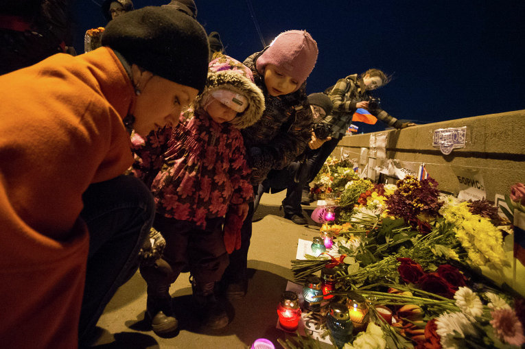 Мемориал Немцова в Москве восстановили