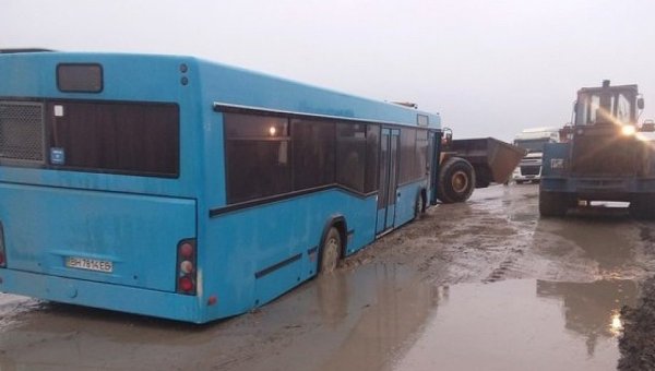 Пассажирский автобус застрял в яме на трассе Одесса-Южный
