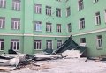 В Луганске порывами ураганного ветра снесло крышу со здания СШ №25