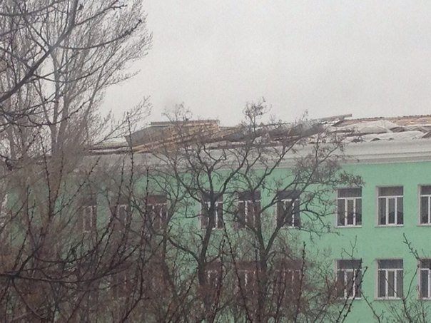 В Луганске порывами ураганного ветра снесло крышу со здания СШ №25
