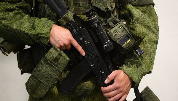 Мужчина демонстрирует новую экипировку российского военнослужащего. Архивное фото