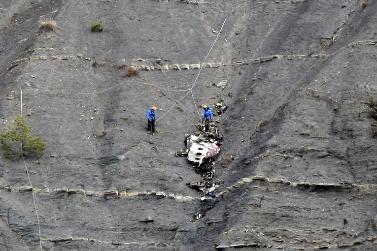 Спасатели на месте катастрофы Airbus A320