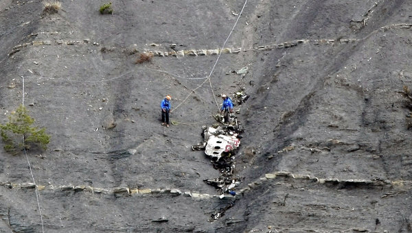 Спасатели на месте катастрофы Airbus A320
