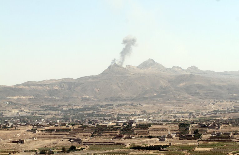 Дым от авиаударов по столице Йемена, городу Сане