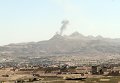 Дым от авиаударов по столице Йемена, городу Сане