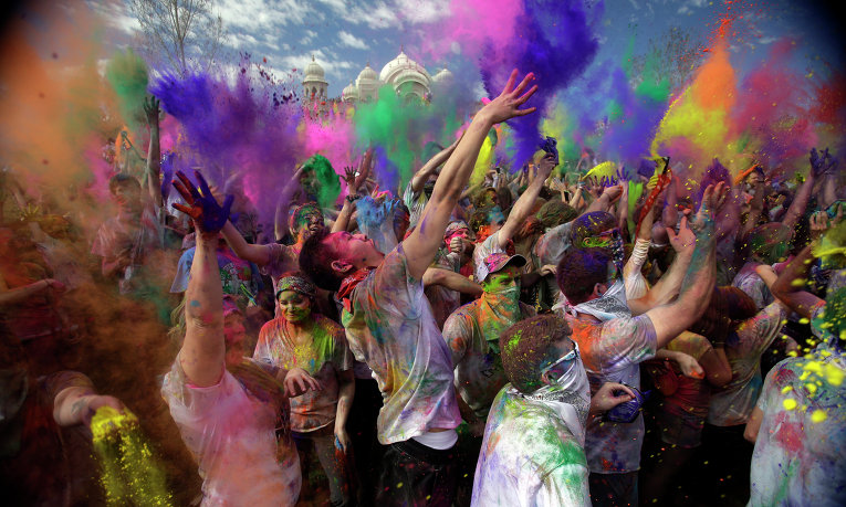 Крупнейший фестиваль красок проводится в США, штат Юта, в храме Шри Шри Радха Кришна, на берегу реки Спаниш-Форк.