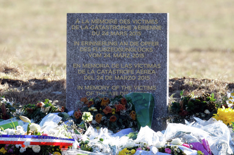 Стелла памяти на месте разбившегося в Альпах Airbus A320 бюджетной авиакомпании Germanwings, следовавшего из Барселоны в Дюссельдорф