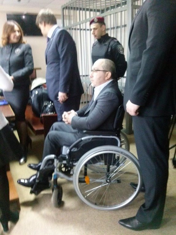Геннадий Кернес в инвалидной коляске в Дзержинском районном суде города Харькова