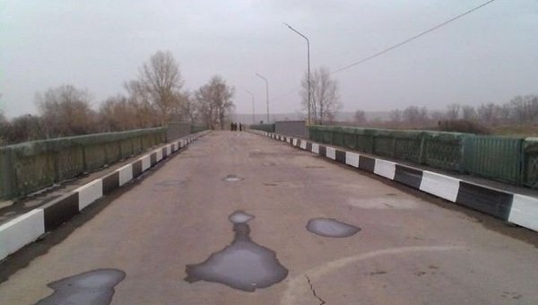 Восстановленный после разрушений в ходе боевых действий мост в Северодонецке