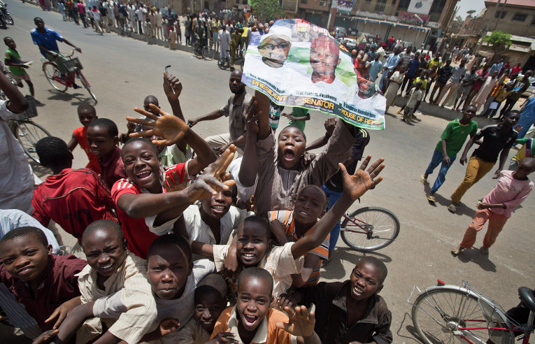 Сторонники бывшего военного диктатора Мухаммаду Бухари радуются его результату на выборах президента Нигерии