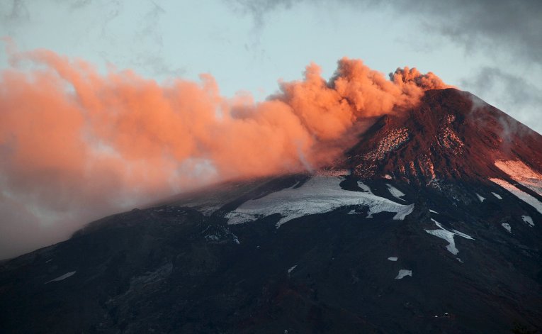 Красочное извержение вулкана Вильяррика в Чили