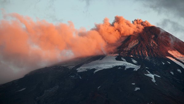 Красочное извержение вулкана Вильяррика в Чили