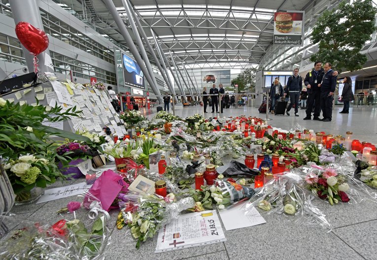 В аэропорту Дюссельдорфа пассажиры почтили память погибших Airbus A320 бюджетной авиакомпании Germanwings, следовавшего из Барселоны в Дюссельдорф и разбившегося 24 марта в районе французских Альп на юго-востоке Франции. В катастрофе погибли 150 человек