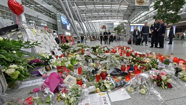 В аэропорту Дюссельдорфа пассажиры почтили память погибших Airbus A320 бюджетной авиакомпании Germanwings, разбившегося 24 марта в районе французских Альп на юго-востоке Франции. В катастрофе погибли 150 человек