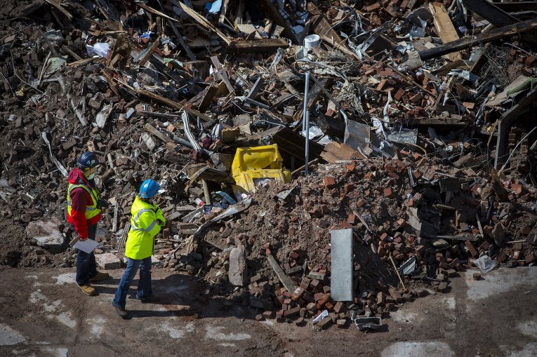 Рабочие проверяют завалы разрушнного здания в Нью-Йорке на 2ой Авеню