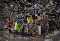 Рабочие проверяют завалы разрушнного здания в Нью-Йорке на 2ой Авеню