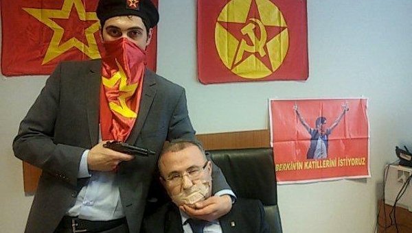Боевик позирует с захваченным в заложники  турецком Стамбуле прокурором Селимом Киразом