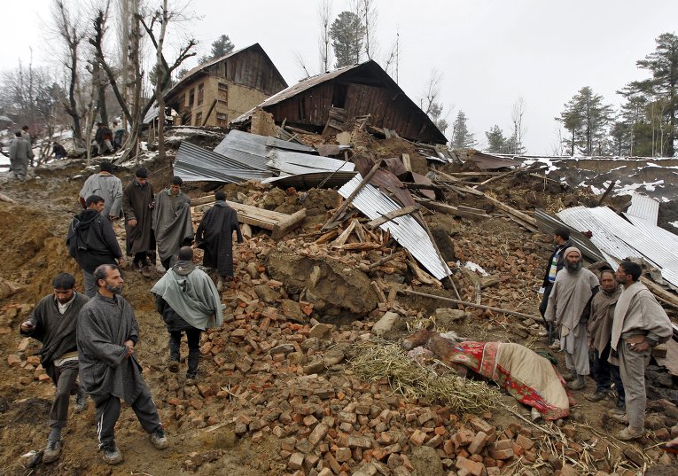 Разрушительные последствия наводнения и оползней в Кашмире