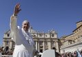 Папа Римский Франциск в Ватикане на площади Святого Петра