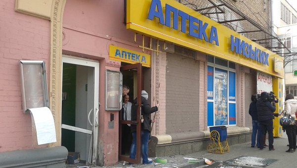 Взрыв у отделения Сбербанка России и Аптеки низких цен в Киеве