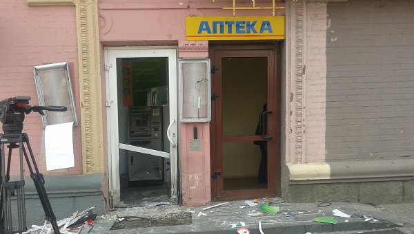 Взрыв у отделения Сбербанка России и Аптеки низких цен в Киеве