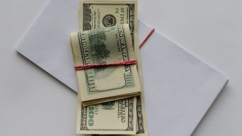Доллары в конверте. Архивное фото