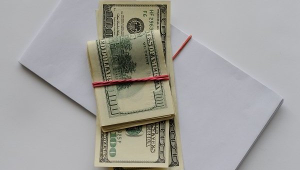 Доллары в конверте. Архивное фото
