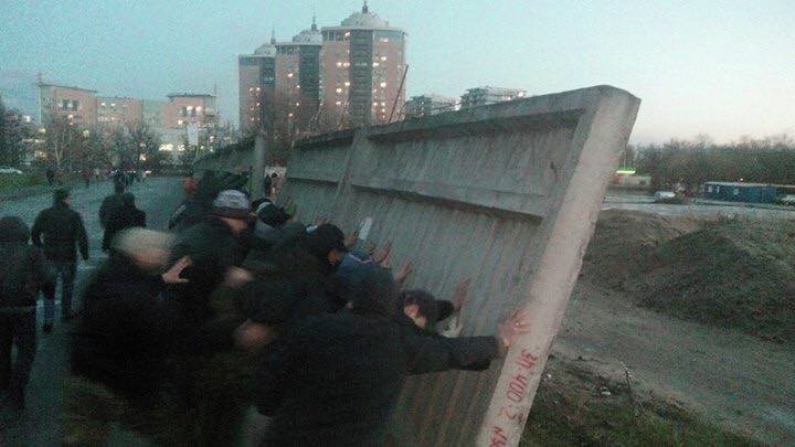 Активисты валят бетонный забор на месте застройки