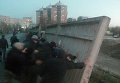 Активисты валят бетонный забор на месте застройки