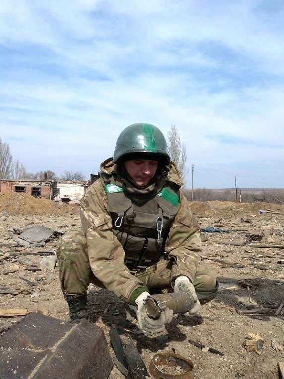 Саперы ВСУ очищают местность возле Артемовска от неразорвавшихся снарядов