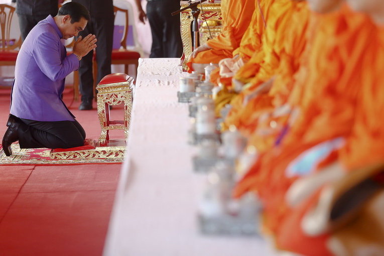 Премьер-министр Таиланда Прают Чан-Оча молится по случаю дня рождения принцессы Маха Чакри Сириндорн