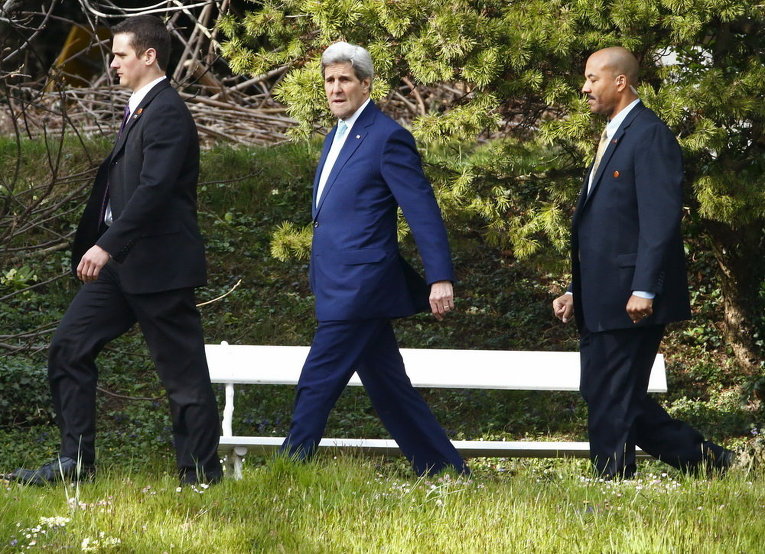 Госсекретарь США Джон Керри выходит на улицу в перерыве переговоров по иранской ядерной программе в Лозанне