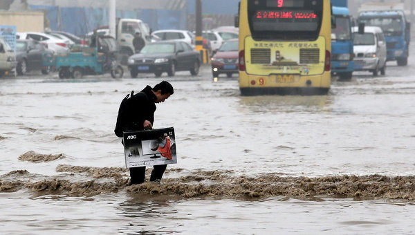 Затопленная улица после проливных дождей в Вэйфан, провинция Шаньдун в Китае.