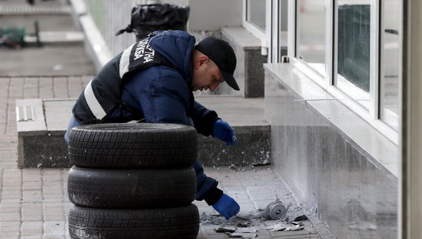 Эксперт на месте взрыва у здания Сбербанка России в Киеве