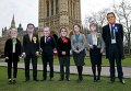 Активисты из Британской медицинской ассоциации в масках лидеров британских партий у здания парламента в центре Лондона