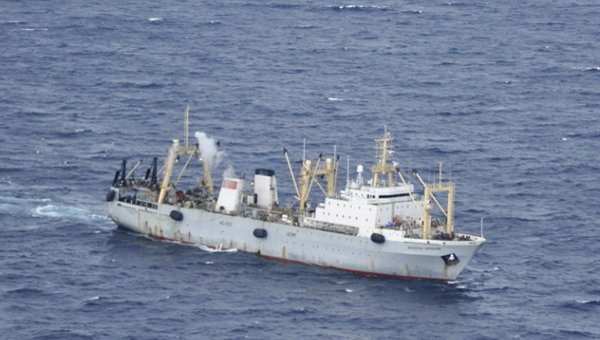 Корабль МЧС РФ на месте крушения траулера Дальний Восток в Охотском море