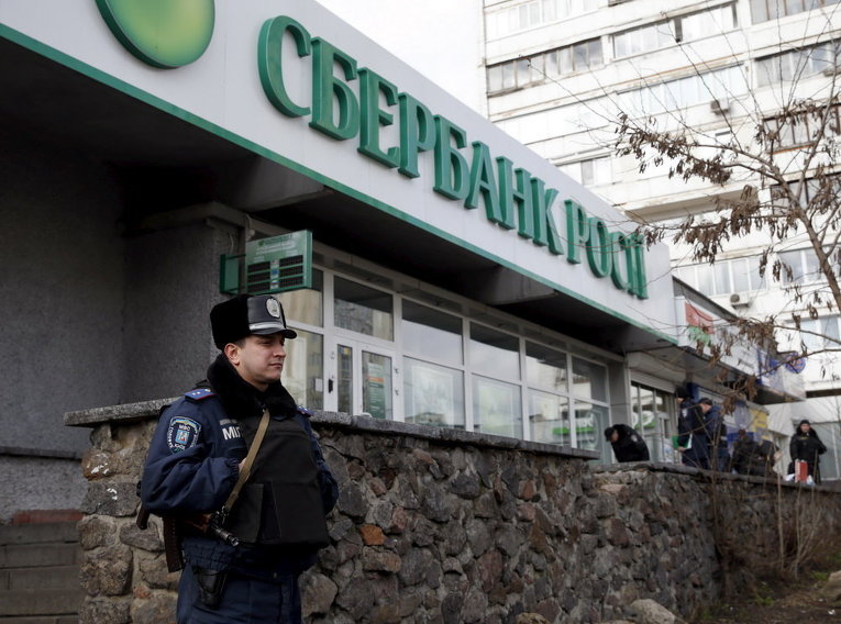 Милиционер у здания Сбербанка в Киеве, где случился взрыв