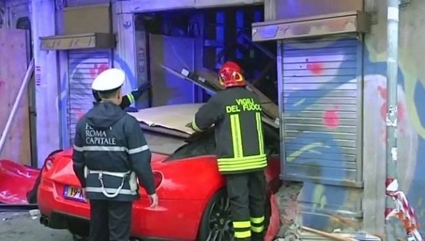 В Риме парковщик разбил дорогой автомобиль